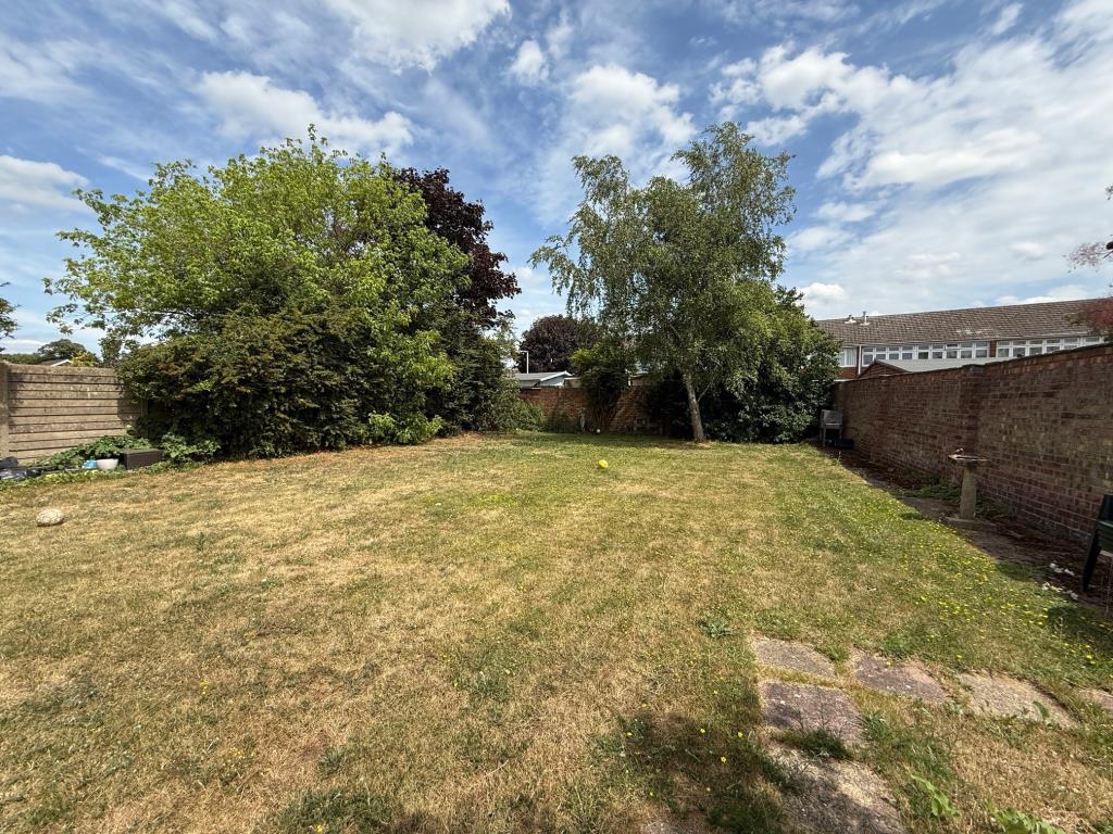 Lot: 111 - END-TERRACE ONE-BEDROOM HOUSE - Communal garden mostly laid to lawn